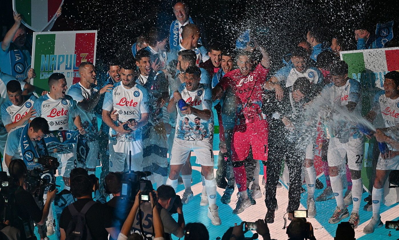 Napolik hirugarrenez irabazi du Italiako liga. Irudian, jokalariak, garaikurra lortu izana ospatzen. CARMELO IMBESI / EFE. Napolik hirugarrenez irabazi du Italiako liga. Irudian, jokalariak, garaikurra lortu izana ospatzen. CARMELO IMBESI / EFE.
