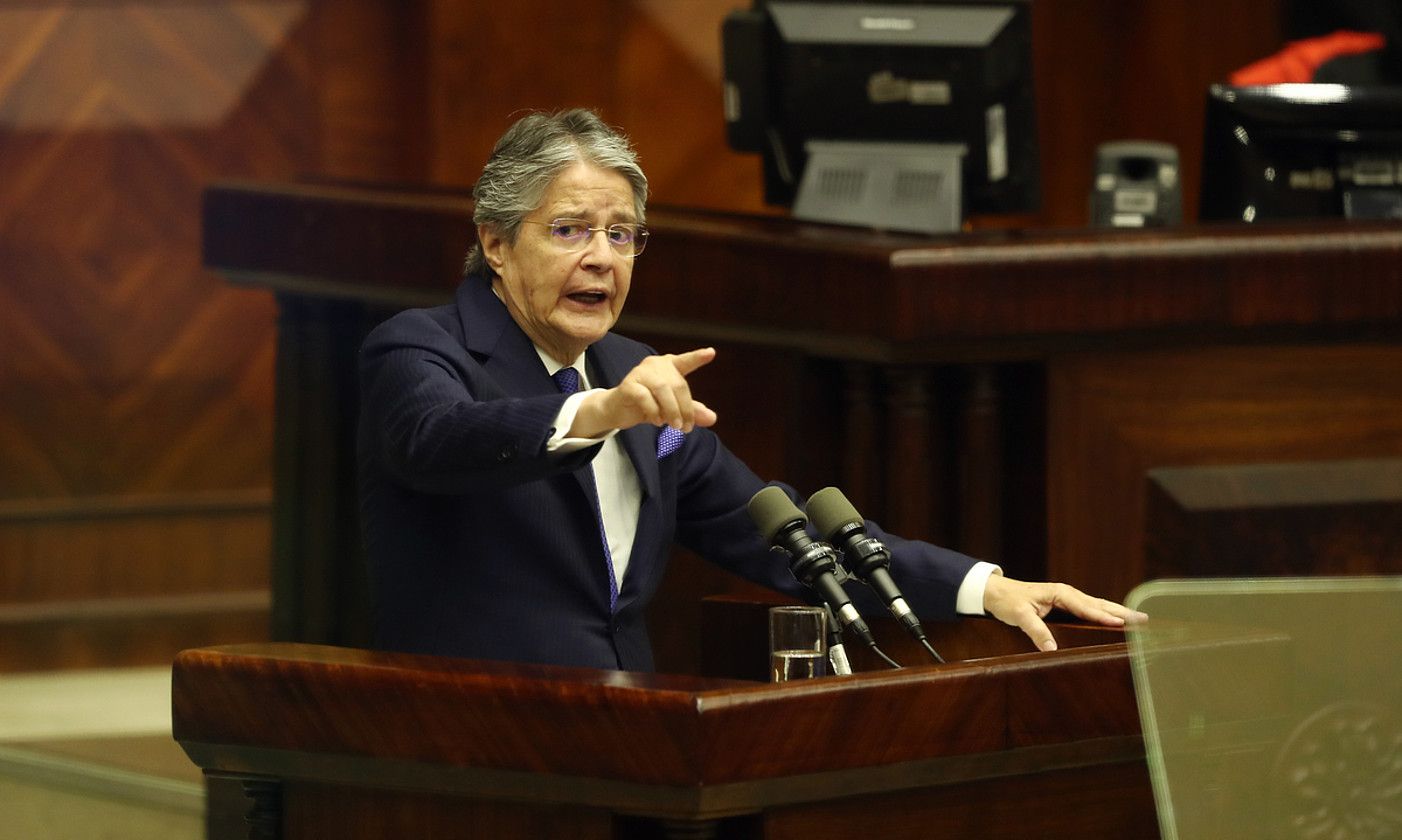 Guillermo Lasso Ekuadorko presidentea, herenegun, parlamentuan, bere burua defendatzen. JOSE JACOME / EFE.