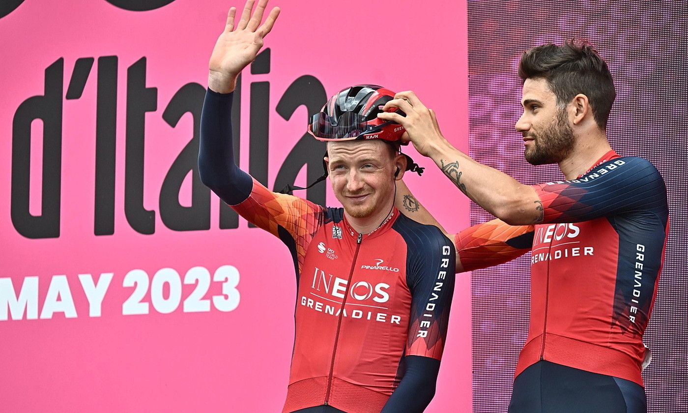 Tao Geoghegan Hart aurtengo Giroan Filippo Ganna ondoan duela. LUCA ZENNARO / EFE. Tao Geoghegan Hart aurtengo Giroan Filippo Ganna ondoan duela. LUCA ZENNARO / EFE.