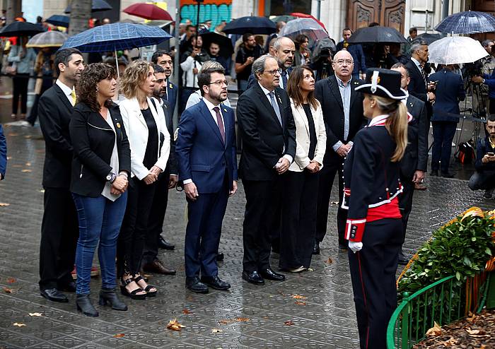 Quim torra Kataluniako presidentea Rafael Casanovari eginiko lore eskaintzan, gaur, Bartzelonan. ENRIC FONTCUBERTA, EFE