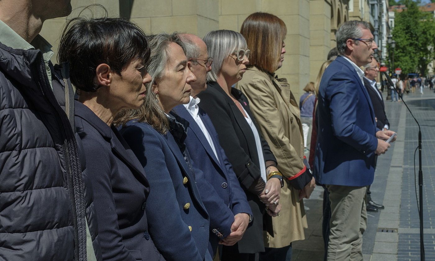 Gipuzkoako ahaldungai nagusi gehienak diputazioaren atarian batu ziren atzo goizean eginiko elkarretaratzean. JON URBE / FOKU. Gipuzkoako ahaldungai nagusi gehienak diputazioaren atarian batu ziren atzo goizean eginiko elkarretaratzean. JON URBE / FOKU.
