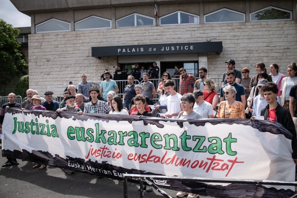 (ID_14859500) (Patxi Beltzaiz/EZEZAGUNA) 2025-04-11, Baiona. Gorka Torre eta Intza Gurrutxaga Euskal Herrian Euskaraz-eko militante...