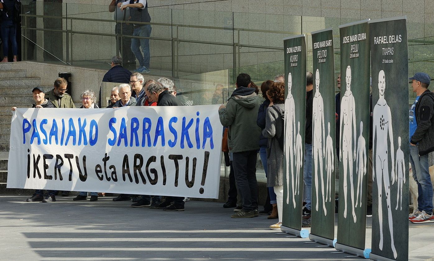 Elkarretaratzea egin zuten atzo Donostiako Auzitegiaren aurrean. MAIALEN ANDRES / FOKU.