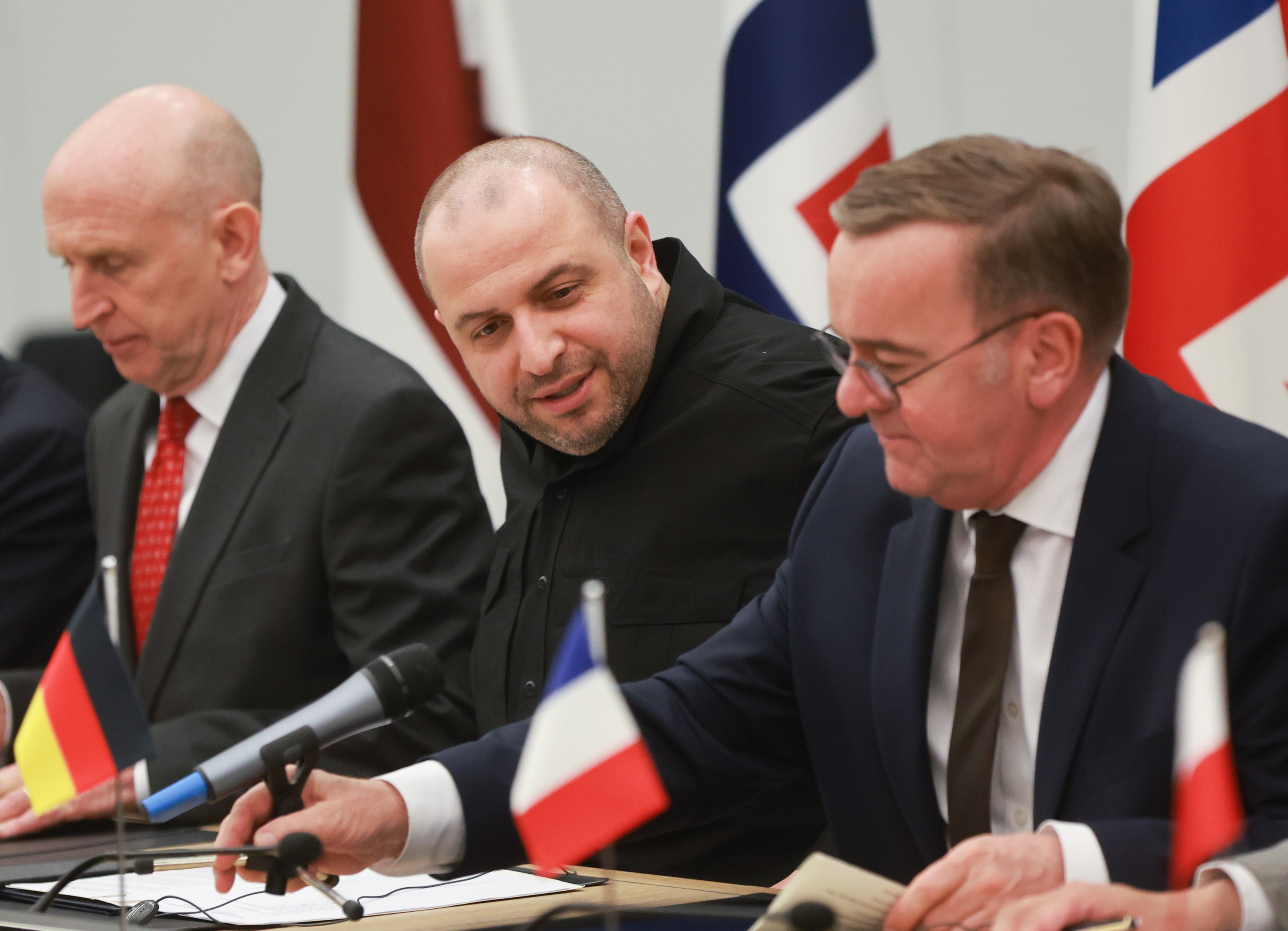 Ezkerretik eskuinera, John Healey, Rustem Umerov eta Boris Pistorious, Erresuma Batuko, Ukrainako eta Alemaniako Defentsa ministroak, hurrenez hurren. OLIVIER HOSLET / EFE