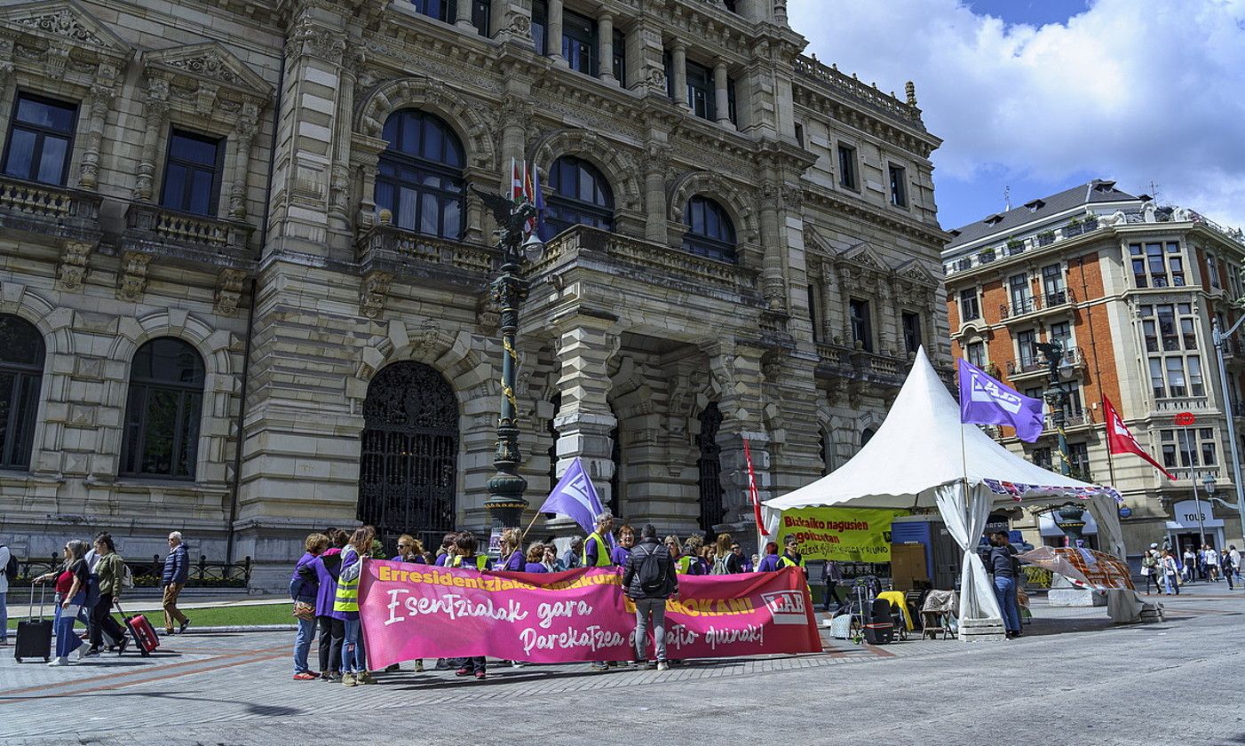 Bizkaiko Foru Jauregiaren aurrean ari dira LABeko kideak 72 orduko protesta egiten. ARITZ LOIOLA / FOKU.