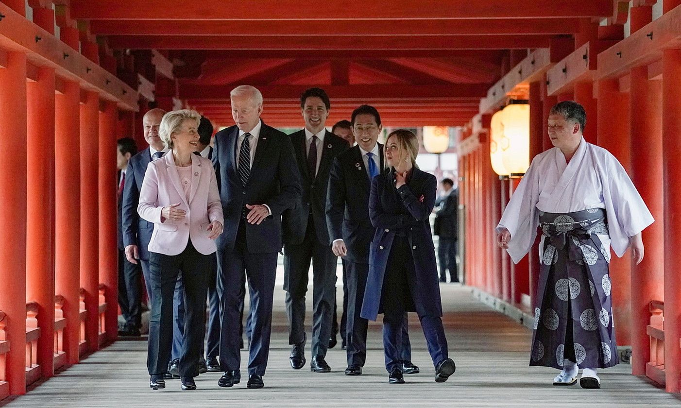 Scholz, Von der Leyen, Biden, Trudeau, Kishisa eta Meloni, atzo, Hiroshiman (Japonia), ekitaldi batean. EFE.