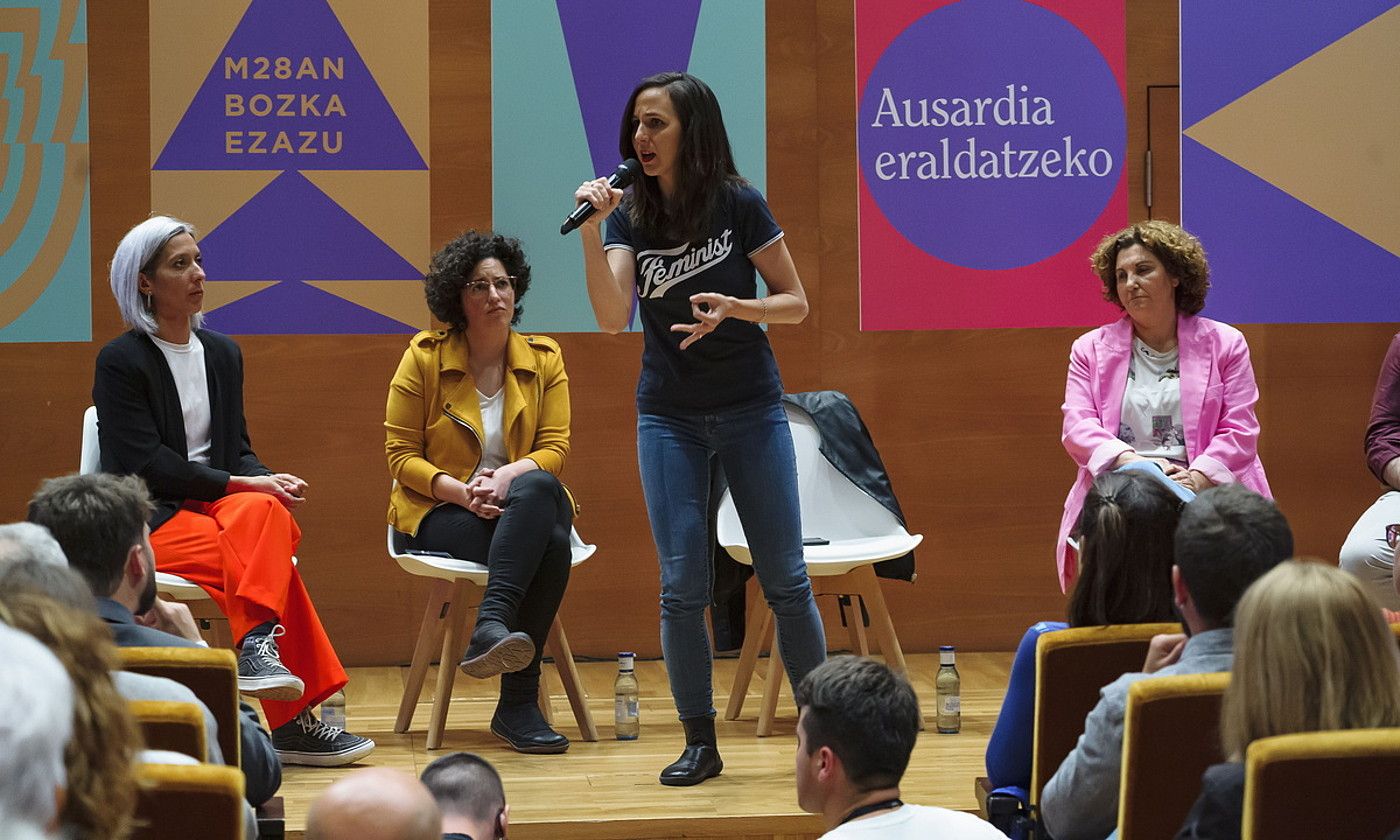 Ione Belarra hizketan, Elkarrekin Podemos koalizioko kideak ondoan dituela, atzo, Bilbon. ARITZ LOIOLA / FOKU. Ione Belarra hizketan, Elkarrekin Podemos koalizioko kideak ondoan dituela, atzo, Bilbon. ARITZ LOIOLA / FOKU.