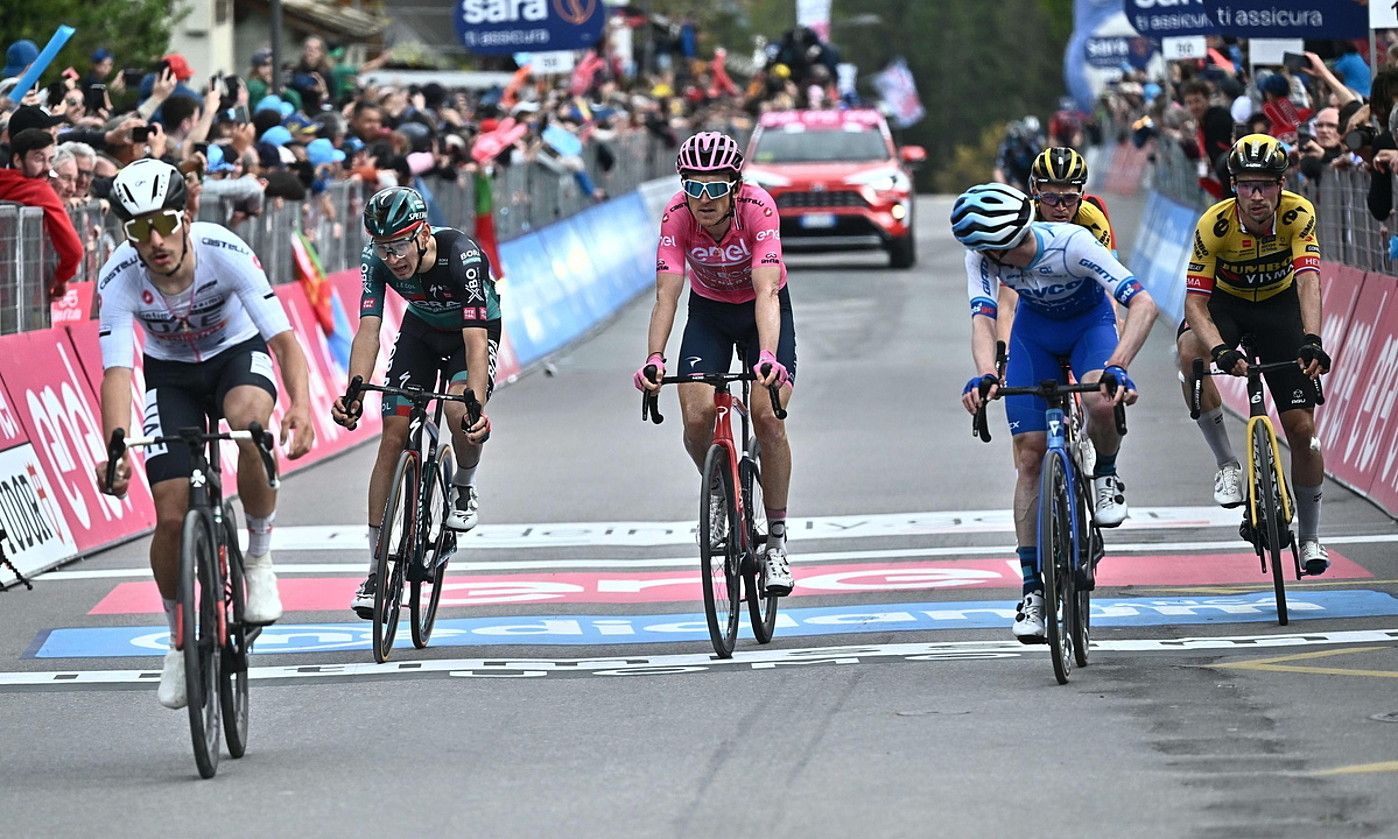 Faboritoetako asko, atzo, Italiako Giroko hamahirugarren etapan, helmugan elkarrekin sartzen. LUCA ZENNARO / EFE. Faboritoetako asko, atzo, Italiako Giroko hamahirugarren etapan, helmugan elkarrekin sartzen. LUCA ZENNARO / EFE.