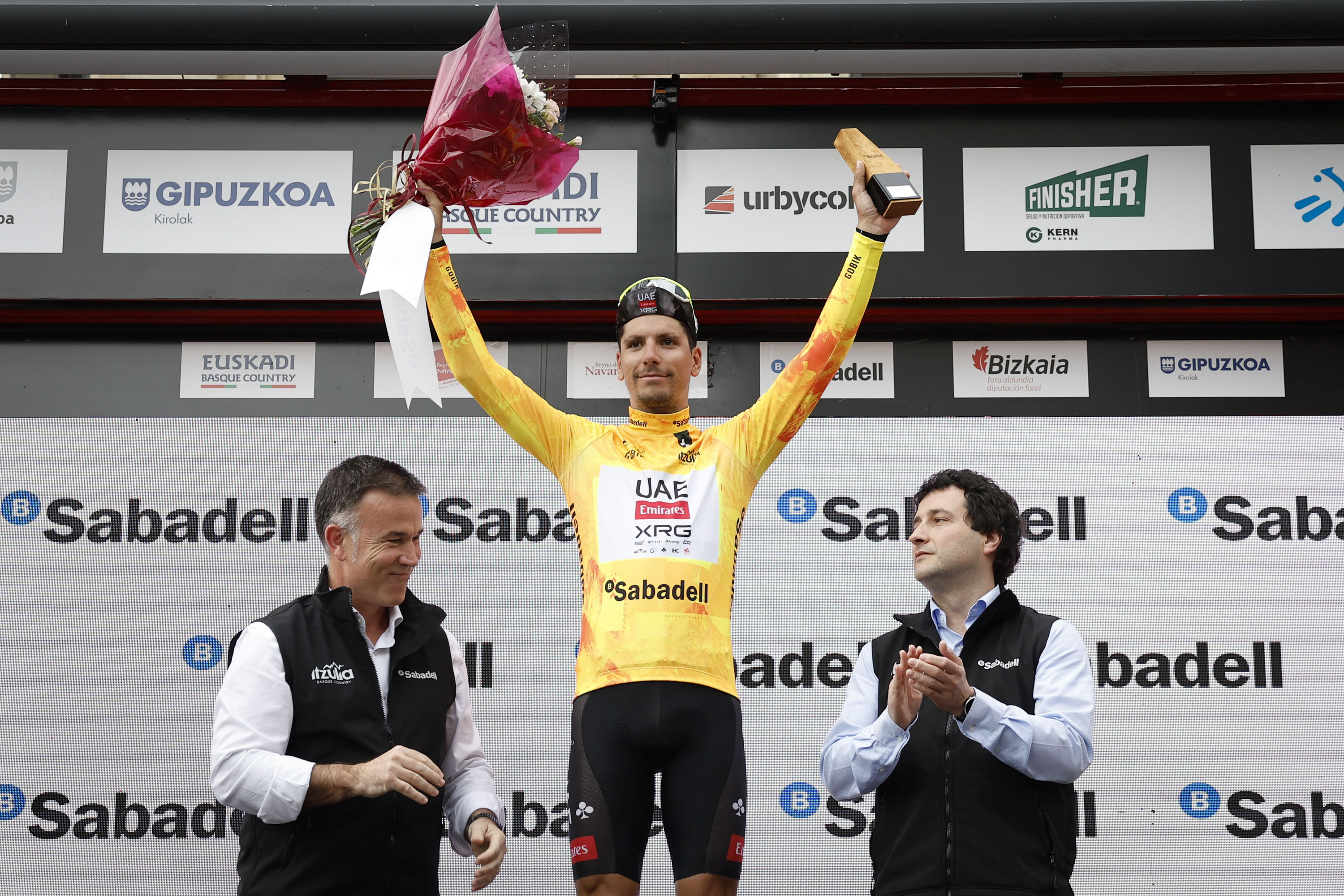 Joao Almeida, elastiko horia soinean, podiumean. MIGUEL TOÑA / EFE