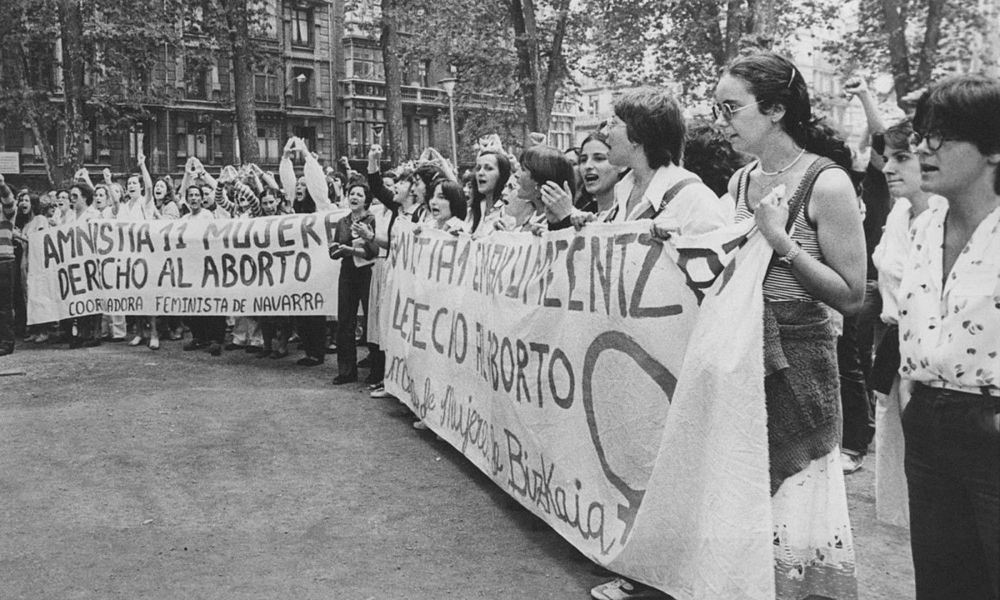 Auzipetuentzako amnistia eskatzeko, manifestazio jendetsuak egin zituen mugimendu feministak. Irudian, protesta horietako baten amaiera. EL CORREO.