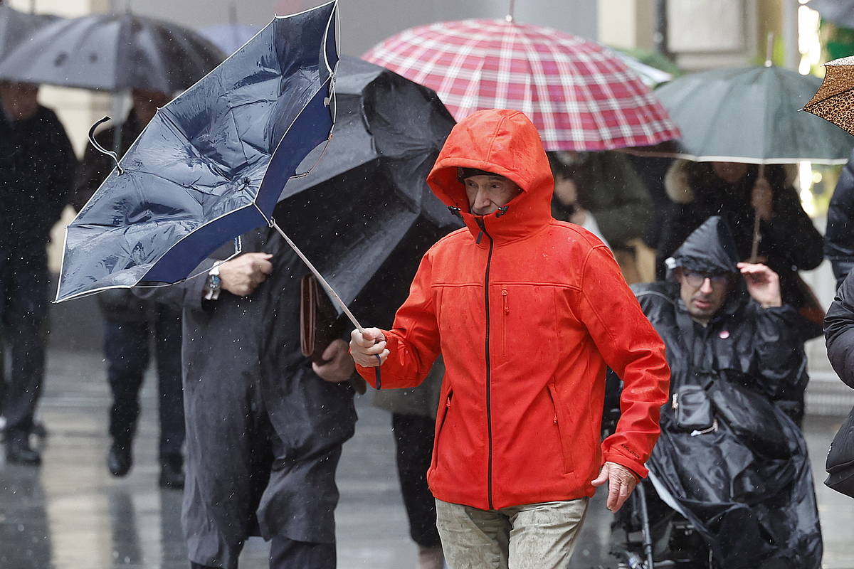 Gizon bat Bilbon, aterkia iraulita, joan den urtarrilean.