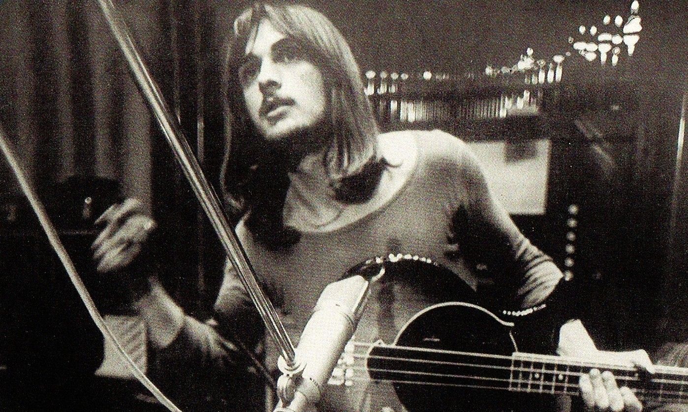 Mike Oldfield, 1973an, Tubular Bells aurkezteko kontzertu batean. BERRIA. Mike Oldfield, 1973an, Tubular Bells aurkezteko kontzertu batean. BERRIA.