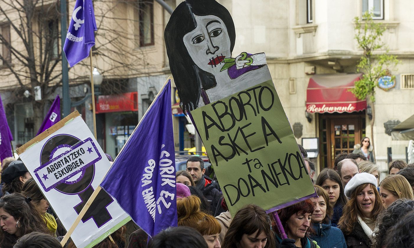 1. Basaurikoekin bat eginda. Feministek dozenaka mobilizazio egin zituzten auzipetutako andreen alde 1970eko urteetan. EL CORREO.