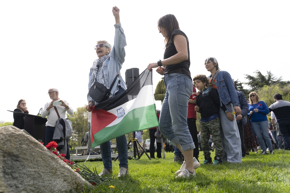 Lore eskaintza eta Palestinaren aldeko aldarria. JAGOBA MANTEROLA / FOKU Lore eskaintza eta Palestinaren aldeko aldarria. JAGOBA MANTEROLA / FOKU