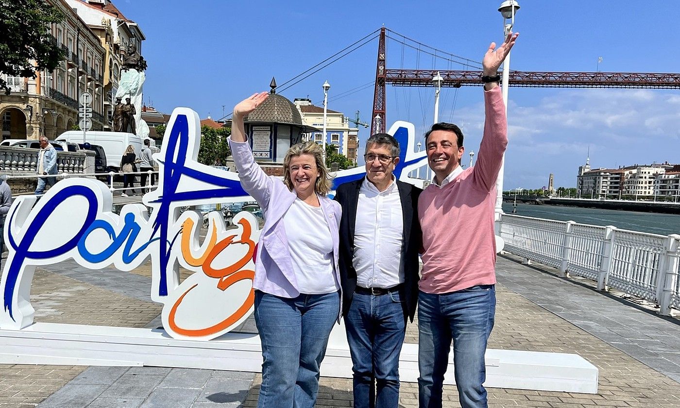 EH Bilduren agerraldia, atzo eguerdian, Donostian. JUAN HERRERO / EFE. EH Bilduren agerraldia, atzo eguerdian, Donostian. JUAN HERRERO / EFE.