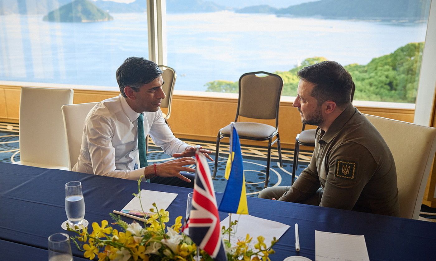 Rishi Sunak Erresuma Batuko lehen ministroa eta Volodimir Zelenski Ukrainako presidentea, atzo, Hiroshiman, G7aren goi bileran. EFE. Rishi Sunak Erresuma Batuko lehen ministroa eta Volodimir Zelenski Ukrainako presidentea, atzo, Hiroshiman, G7aren goi bileran. EFE.