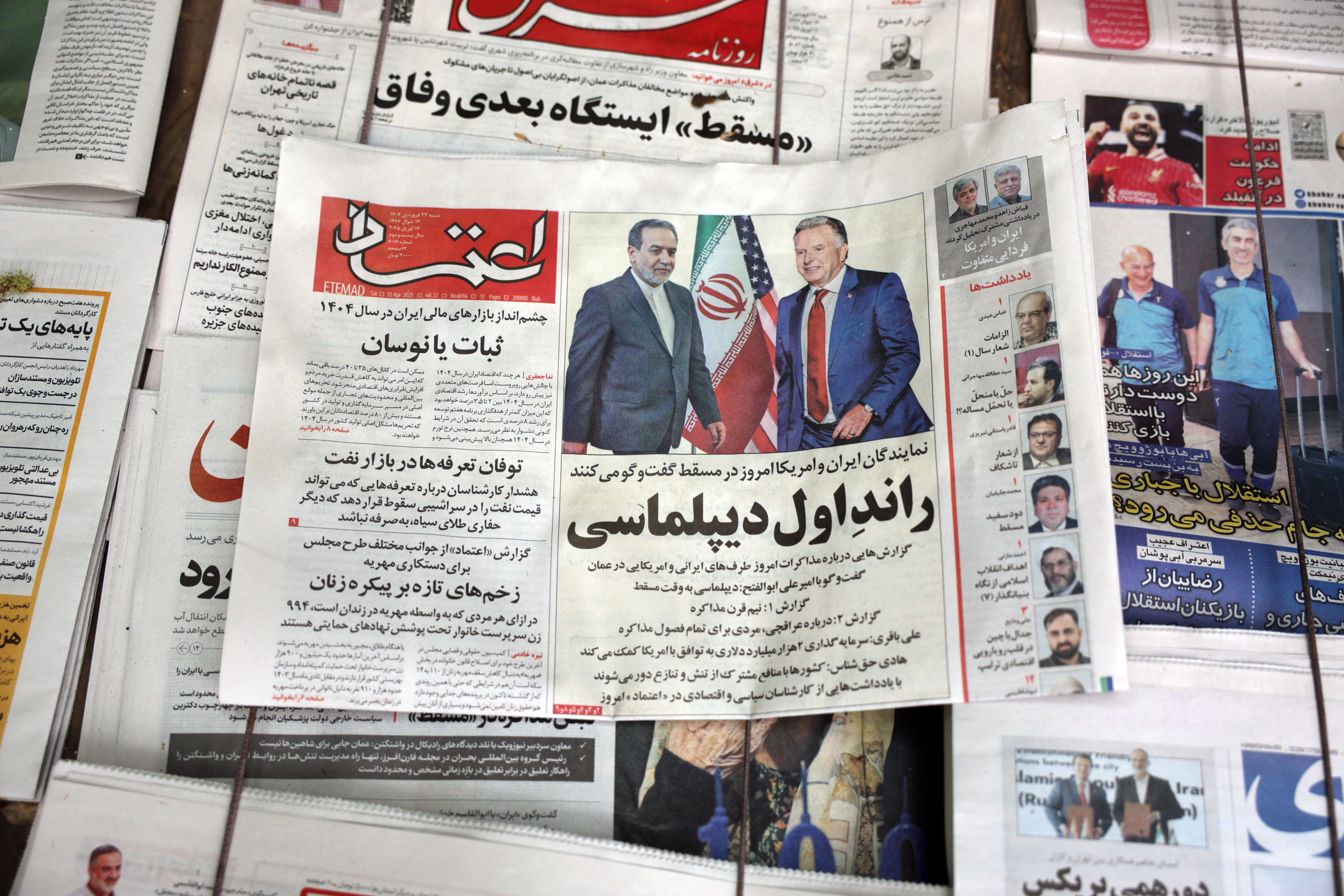 Irango Atzerri ministro Abbas Araghtxiren eta AEBetako Ekialde Hurbilerako ordezkari Steve Witkoffen ilustrazio bat, Irango egunkari baten azalean, gaur. ABEDIN TAHERKENAREH / EFE
