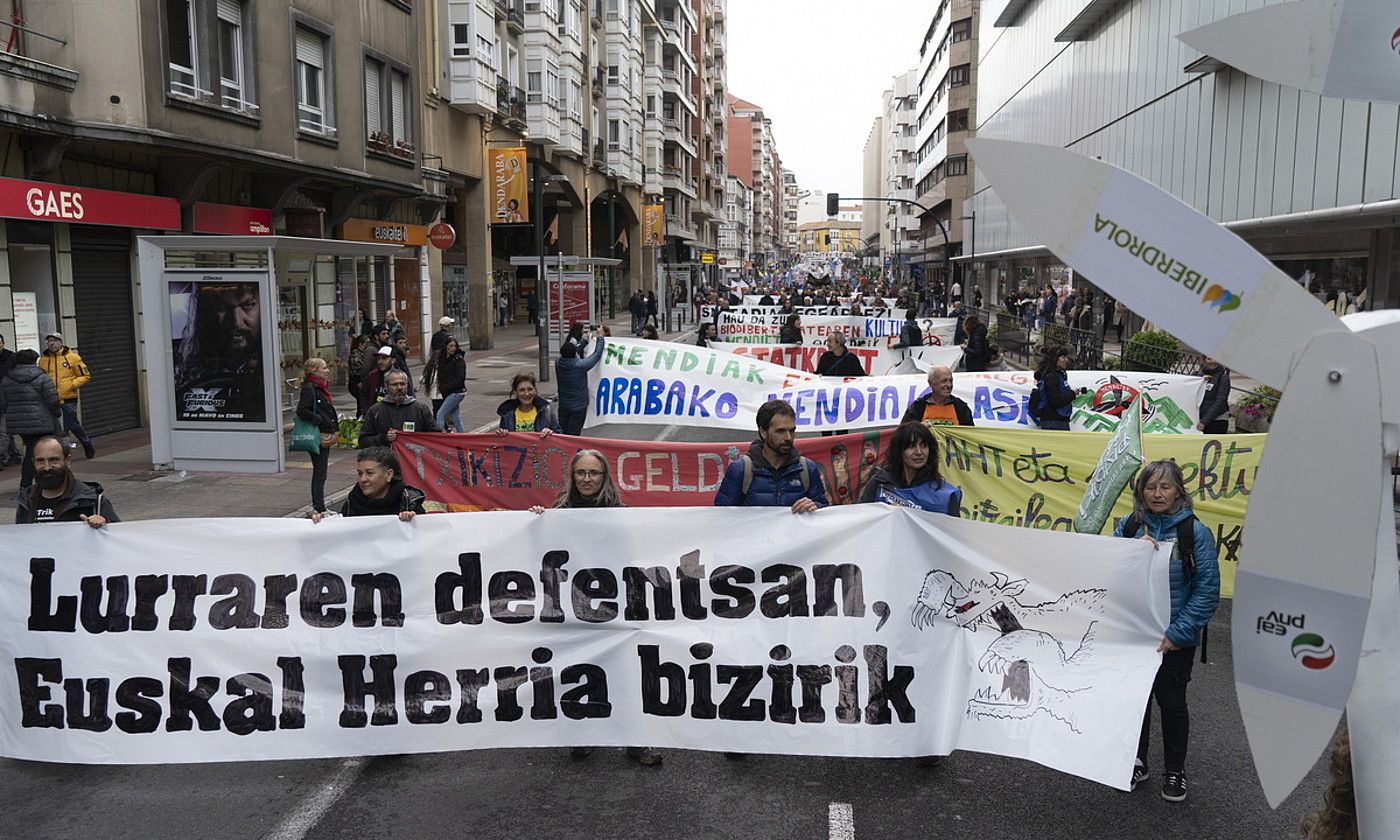 Protesta jendetsua egin zuen atzo Euskal Herria Bizirik elkarteak Gasteizen. ENDIKA PORTILLO / FOKU.