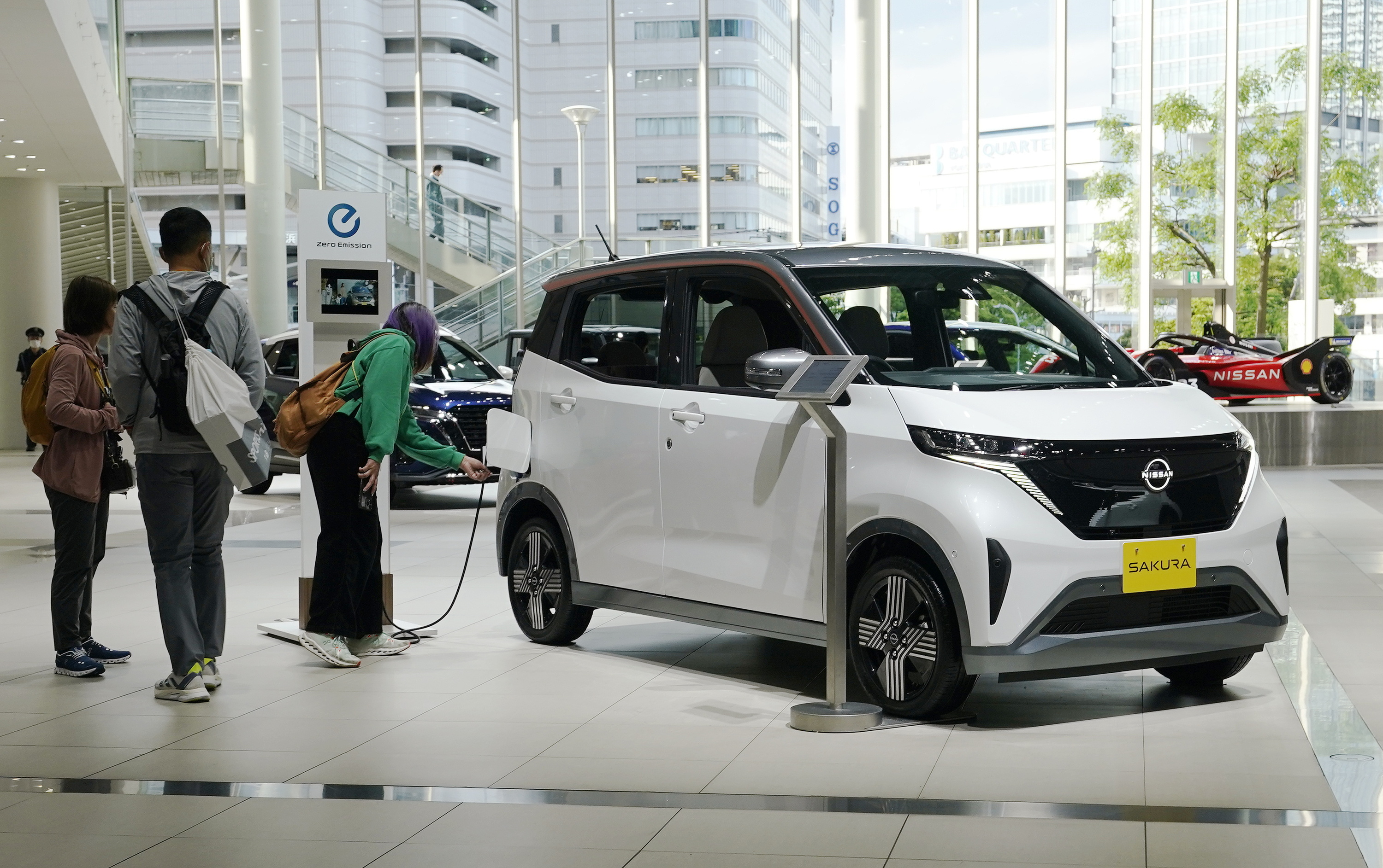 Nissan elektriko bat erakusgai, Yokohaman. KIMIMUSA KAYAMA / EFE
