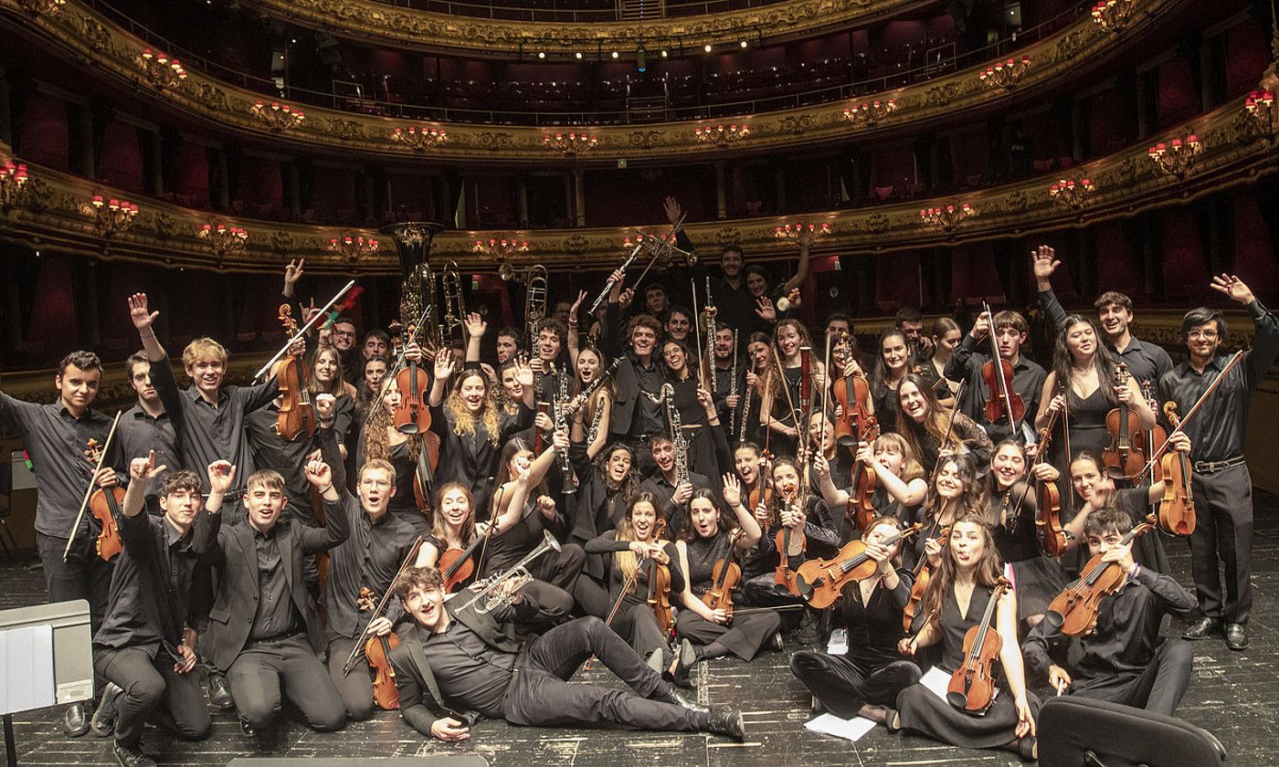 EGO Euskal Herriko Gazte Orkestrako musikarien taldea, orkestrak berak martxoan entzunaldiak egin aurretik; 25 urte arteko 26 musikari hartu dituzte aurten. EGO.