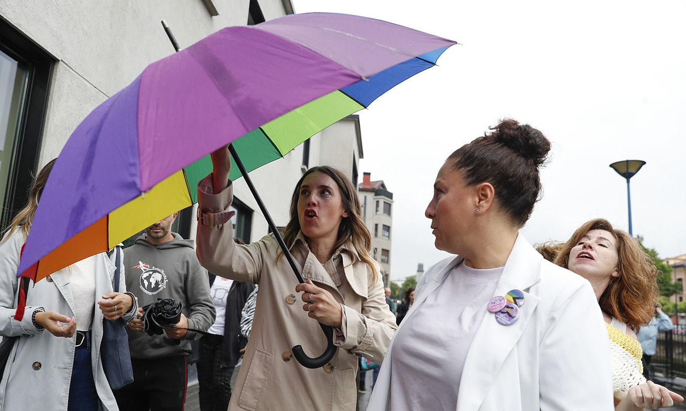 Irene Montero Espainiako Berdintasun ministroa eta Maite Gartzia EPren Errenteriako alkategaia. JUAN HERRERO / EFE.