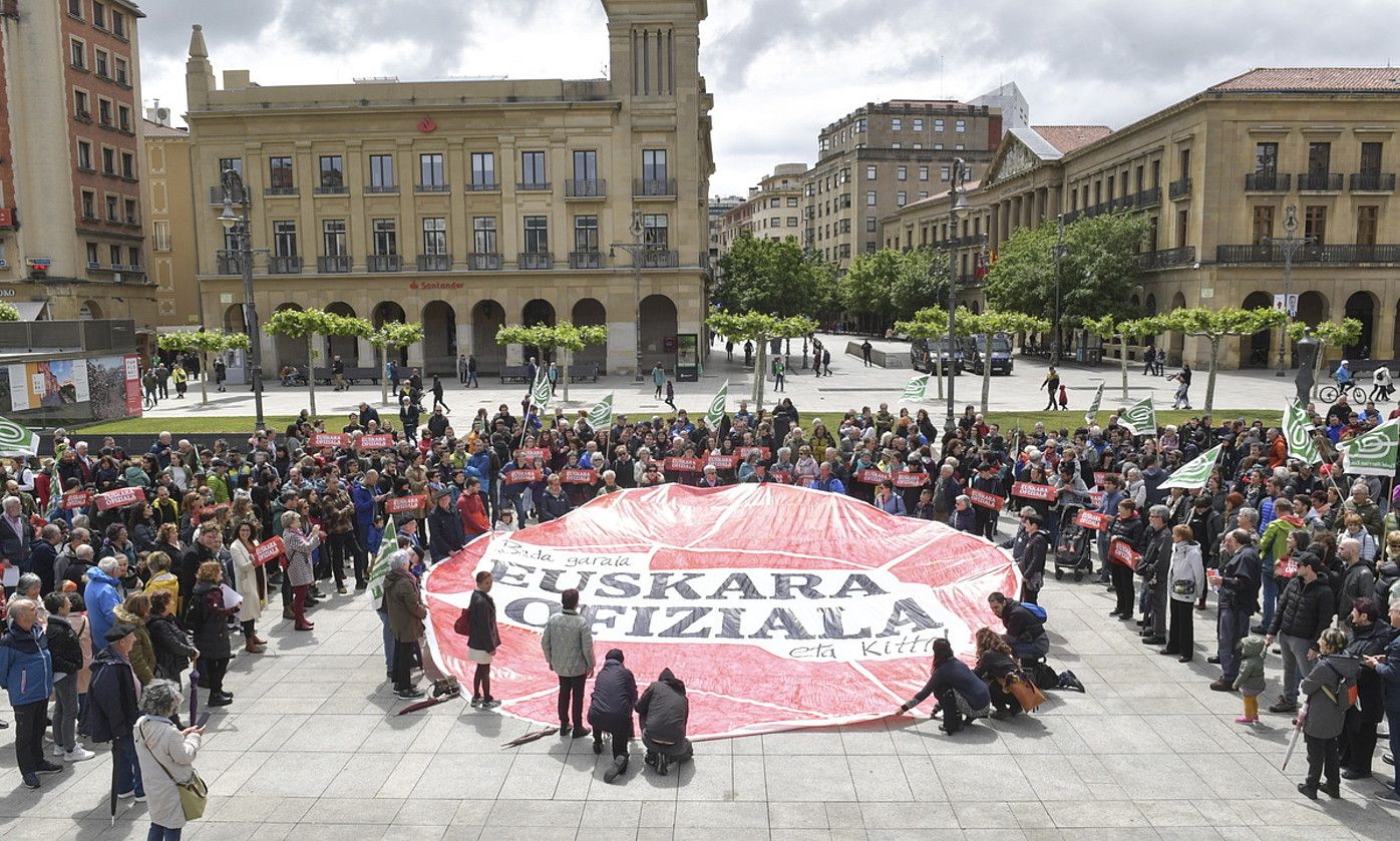 Protesta. Euskal Herrian Euskaraz-ek maiatzaren 13an ofizialtasunaren alde eginiko protesta, Iruñean. IDOIA ZABALETA / FOKU. Protesta. Euskal Herrian Euskaraz-ek maiatzaren 13an ofizialtasunaren alde eginiko protesta, Iruñean. IDOIA ZABALETA / FOKU.