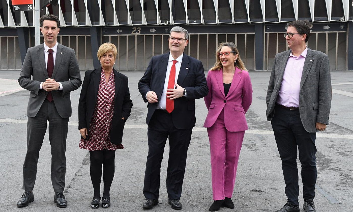 Juan Mari Aburto alkategaia, erdian, ondoan EAJren zerrendako kideak dituela. BERRIA. Juan Mari Aburto alkategaia, erdian, ondoan EAJren zerrendako kideak dituela. BERRIA.