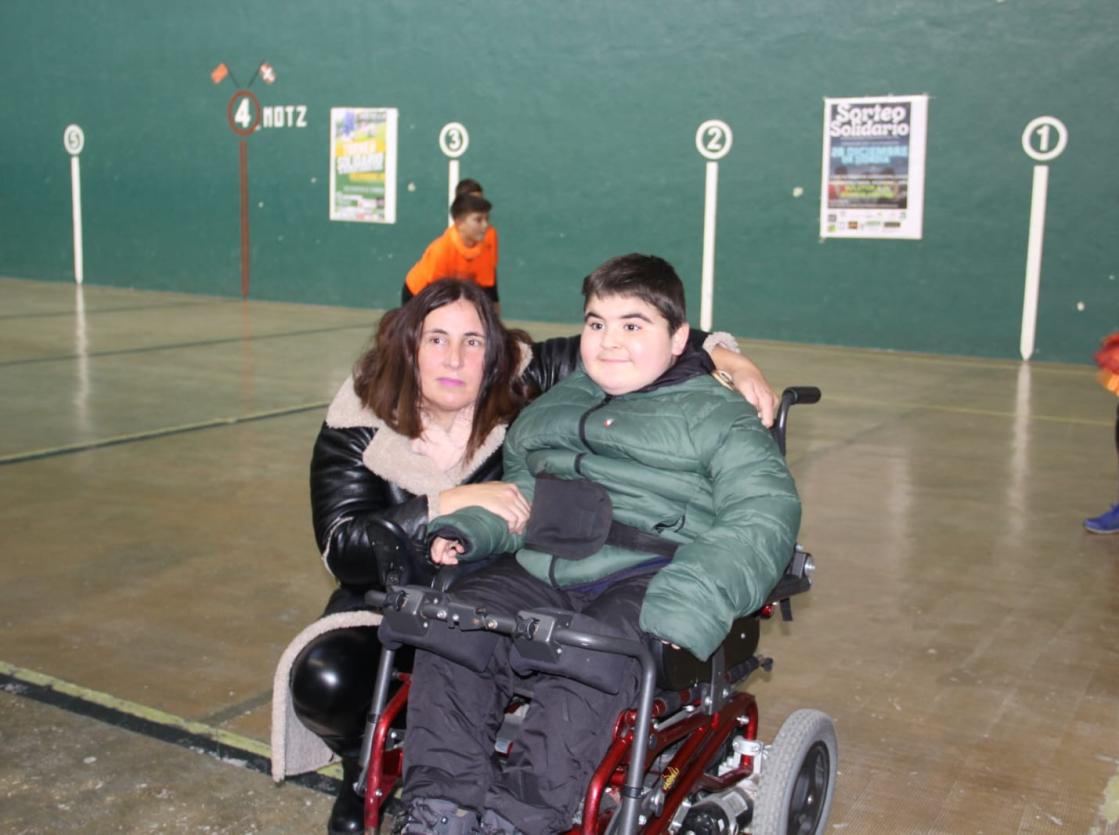 Veronica eta Iren Reyes ama-semeak, Azpeitian. HITZA