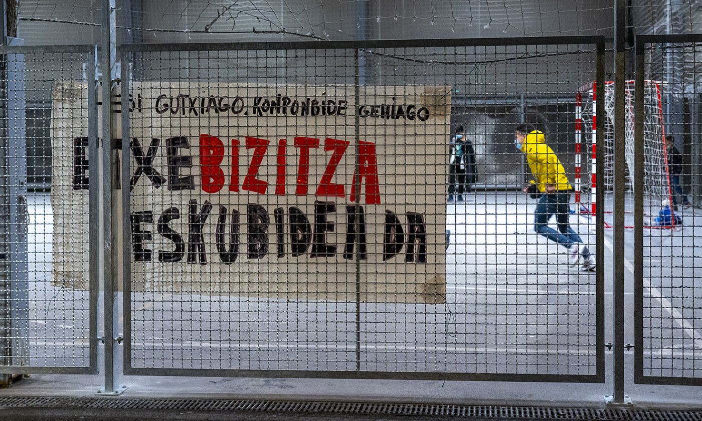 Etxebizitza eskubidea aldarrikatzen duen pankarta, Bilboko Atxuri auzoko kantxan. MARISOL RAMIREZ / FOKU. Etxebizitza eskubidea aldarrikatzen duen pankarta, Bilboko Atxuri auzoko kantxan. MARISOL RAMIREZ / FOKU.