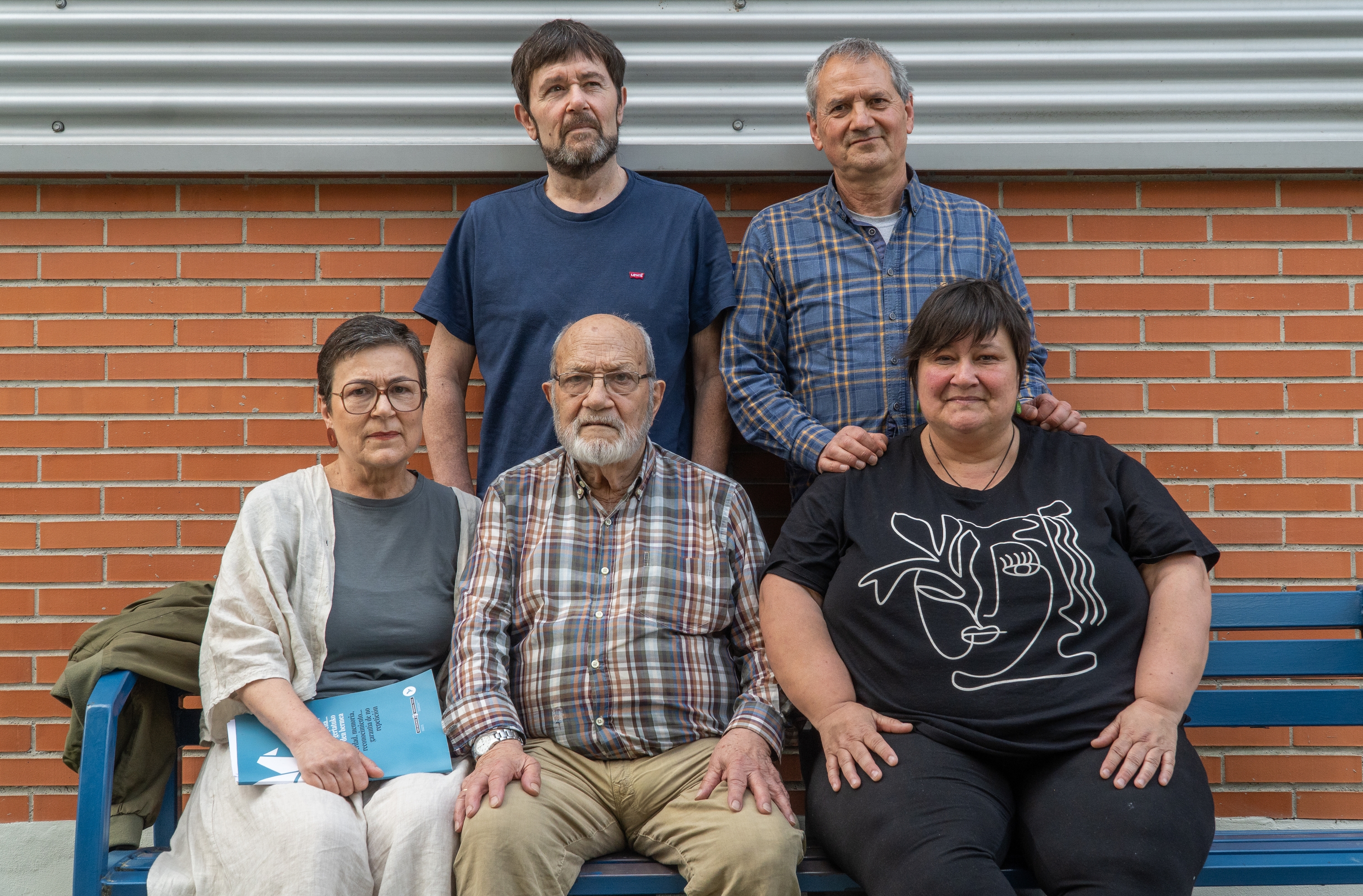 Rosa Zarraren senideak, goitik behera, ezker eskuin: Xabier Irazusta Zarra, Dani Goñi, Idoia Irazusta, Xabier Irazusta Olea eta Maider Irazusta. ANDONI CANELLADA / FOKU