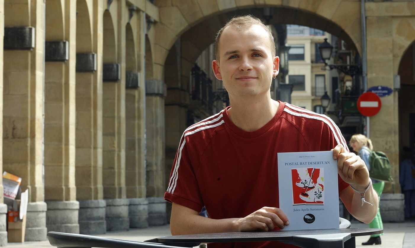 Julen Apella, argitaratu berri duen Postal bat desertuan poema liburua esku artean duela, Donostian. MAIALEN ANDRES / FOKU.