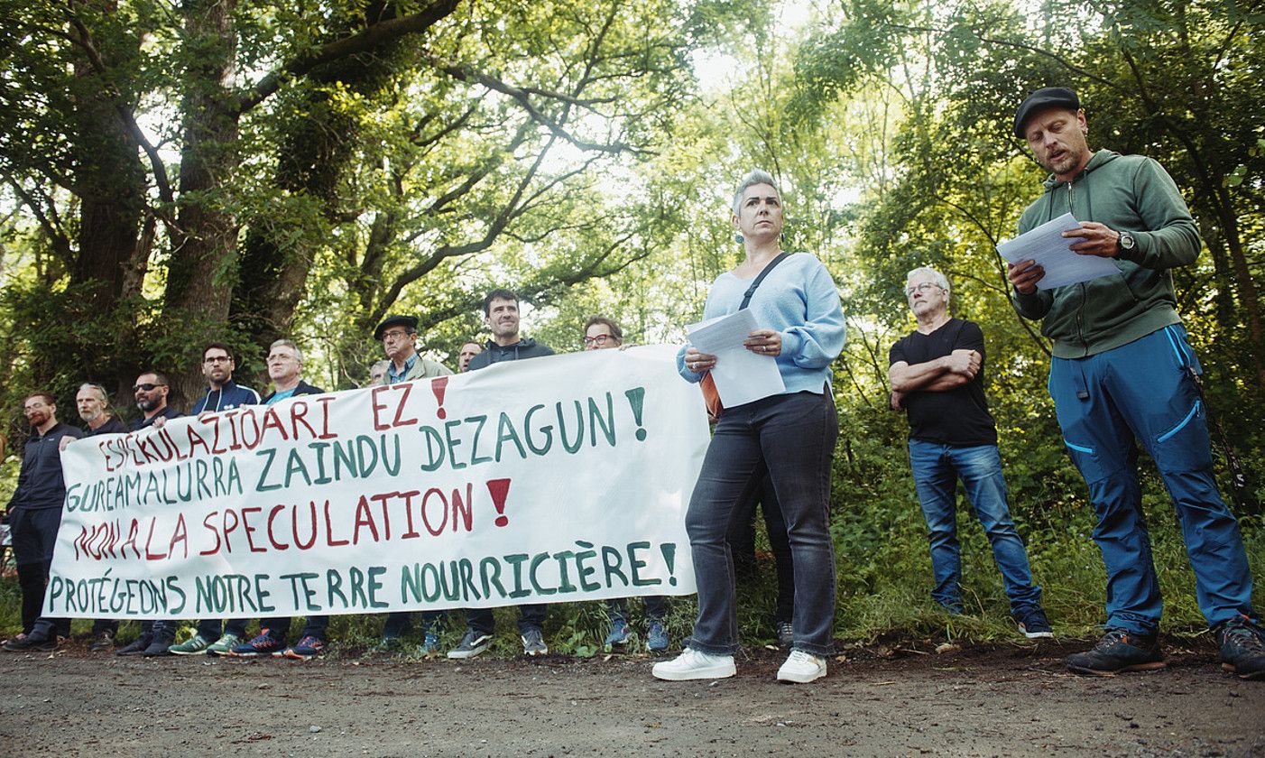 Herritarren elkarretaratzea salgai den jabetzaren aurrean. GUILLAUME FAUVEAU. Herritarren elkarretaratzea salgai den jabetzaren aurrean. GUILLAUME FAUVEAU.