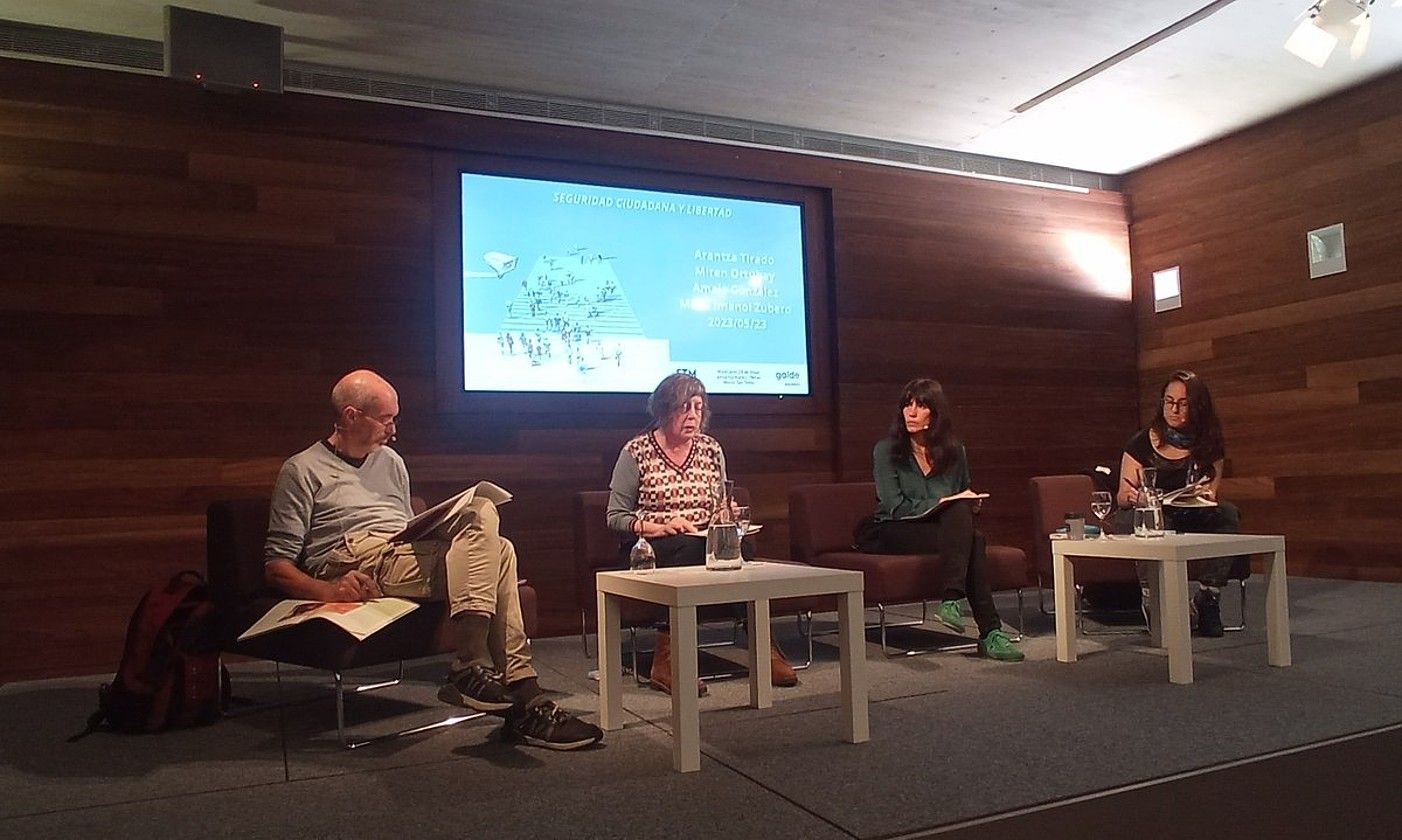 Imanol Zubero, Miren Ortubai, Arantxa Tirado eta Amaia Gonzalez, San Telmo museoan. GALDE ALDIZKARIA.