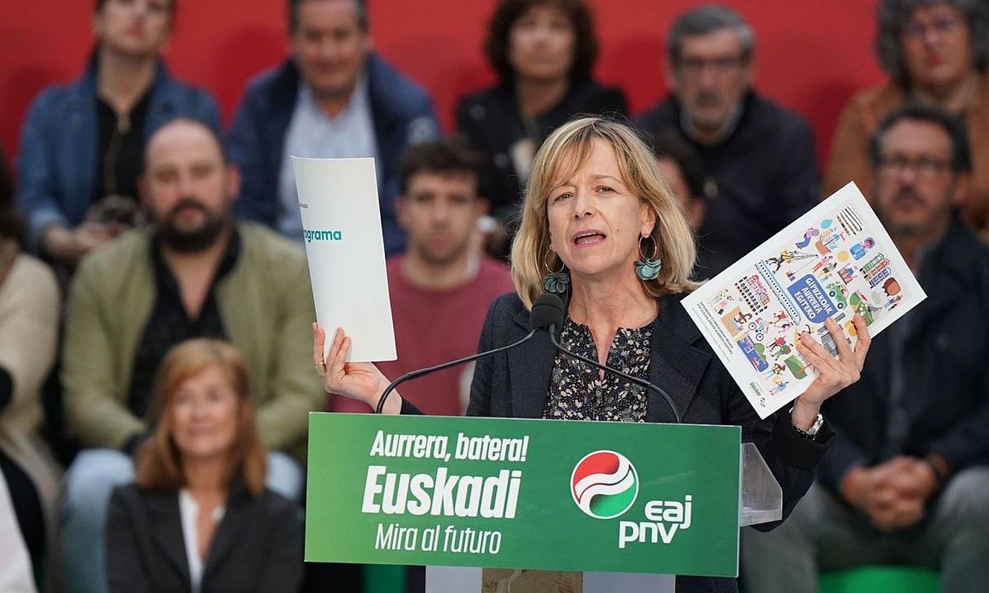 Eider Mendoza EAJren Gipuzkoako ahaldungai nagusia, atzo, esku batean EH Bilduren programa zuela, eta, bestean, EAJrena. BERRIA. Eider Mendoza EAJren Gipuzkoako ahaldungai nagusia, atzo, esku batean EH Bilduren programa zuela, eta, bestean, EAJrena. BERRIA.