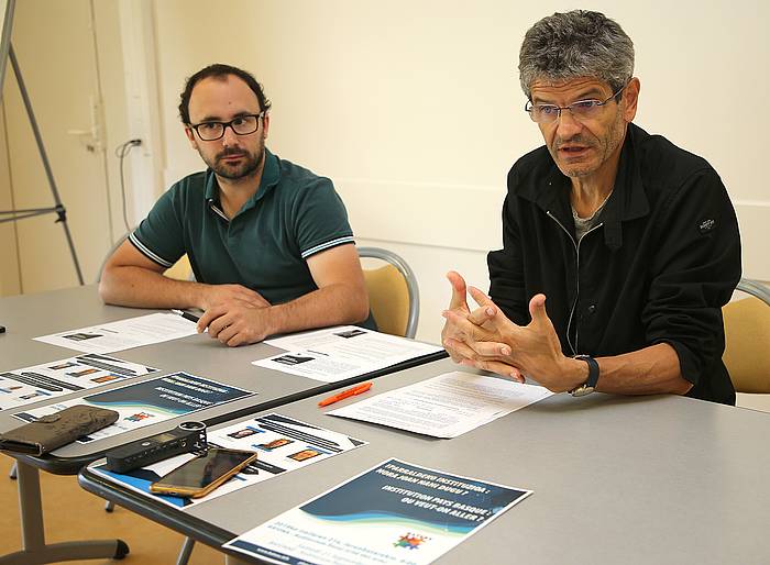 Batera plataformako kideak, Baionan egindako prentsaurrekoan. BOB EDME