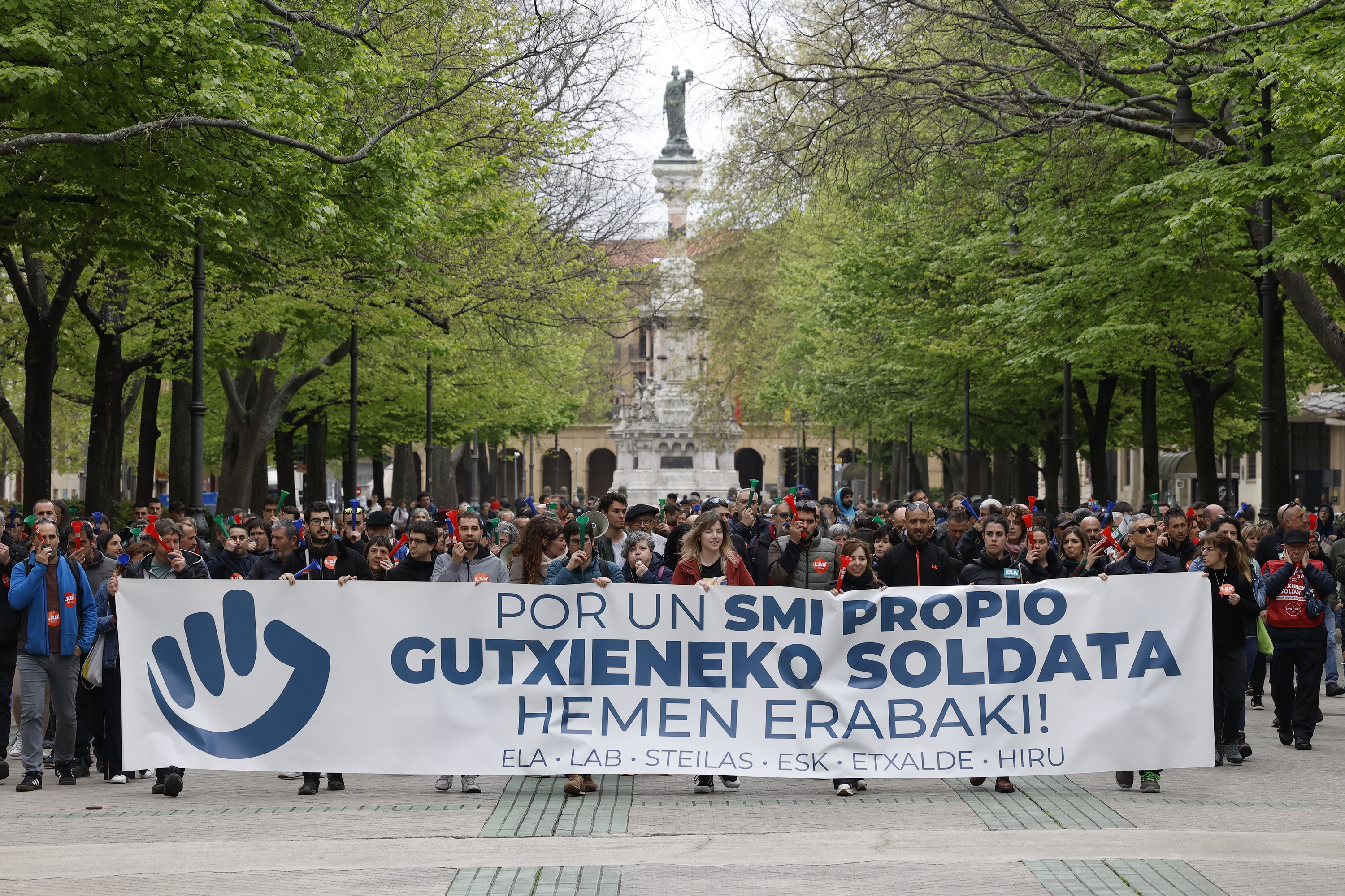 Gutxieneko soldata propioaren aldeko manifestazioaren amaiera. VILLAR LOPEZ / EFE