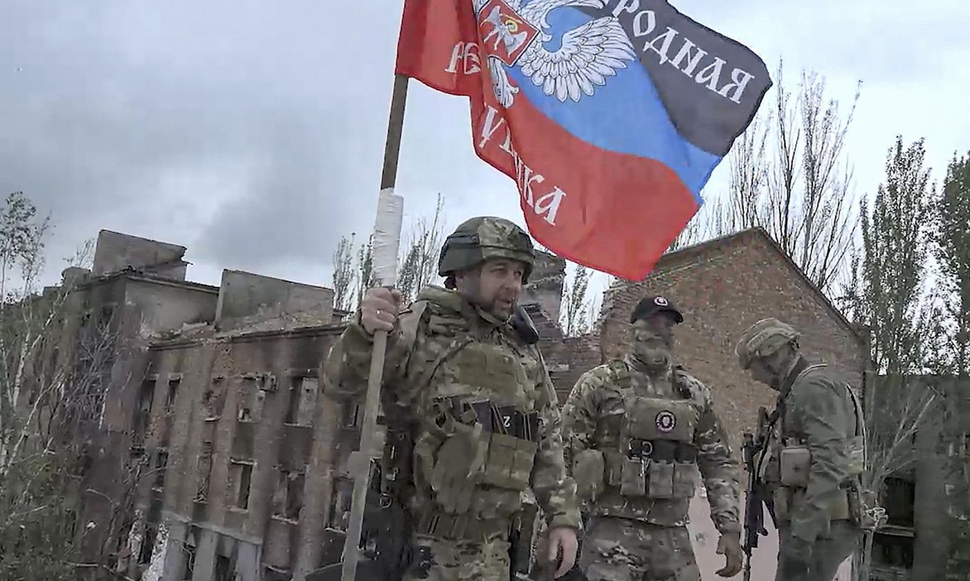 Denis Puxilin Errusiak Donetsken duen administrazio militarraren burua Bakhmuten, herenegun, Donetskeko Herri Errepublikaren bandera batekin. EFE.