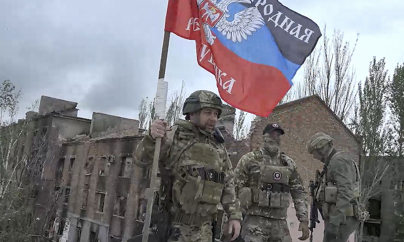 Denis Puxilin Errusiak Donetsken duen administrazio militarraren burua Bakhmuten, herenegun, Donetskeko Herri Errepublikaren bandera batekin. EFE. Denis Puxilin Errusiak Donetsken duen administrazio militarraren burua Bakhmuten, herenegun, Donetskeko Herri Errepublikaren bandera batekin. EFE.