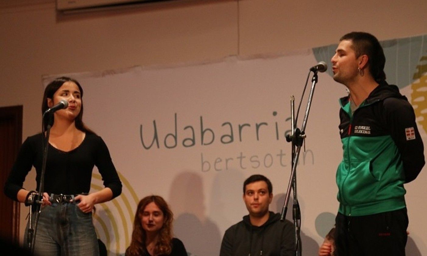 Janire Arrizabalaga eta Asier Alcedo, ostegunean, Busturian. BERTSOZALE ELKARTEA. Janire Arrizabalaga eta Asier Alcedo, ostegunean, Busturian. BERTSOZALE ELKARTEA.