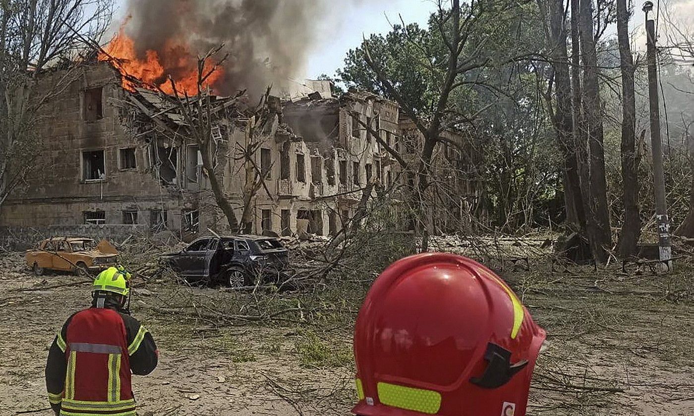 Bi suhiltzaile, Dnipron (Ukraina), Errusiako armadak bonbardaturiko klinikari begira, atzo. EFE.