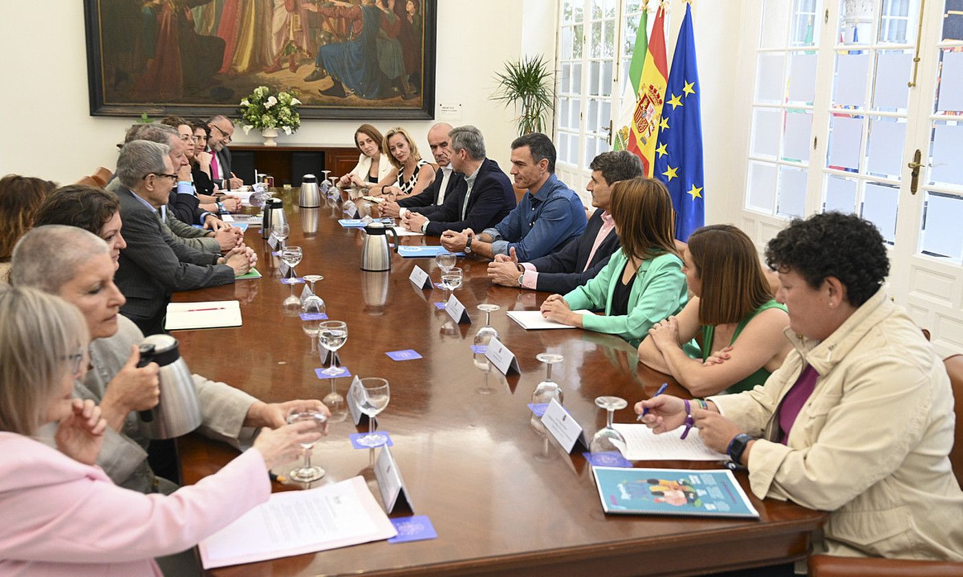 Pedro Sanchez, aurreko astean, minbiziaren aurkako hainbat elkartetako ordezkariekin bilduta. B. PUIG DE LA BELLACASA / EFE. Pedro Sanchez, aurreko astean, minbiziaren aurkako hainbat elkartetako ordezkariekin bilduta. B. PUIG DE LA BELLACASA / EFE.