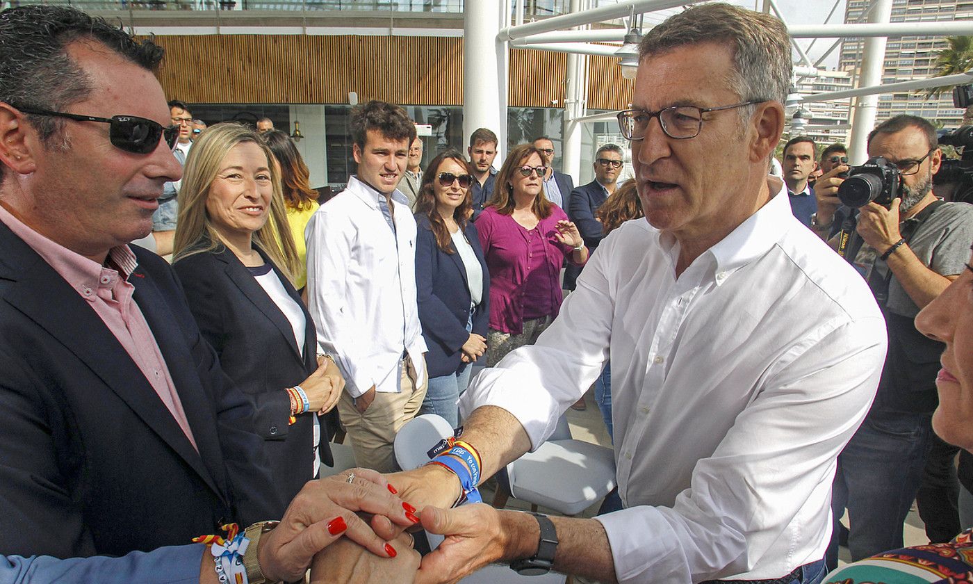 Alberto Nuñez Feijoo PPko presidentea, joan den ostiralean, Alacanten, Espainiako udal hauteskundeetarako kanpaina ekitaldi batean. MORELL / EFE. Alberto Nuñez Feijoo PPko presidentea, joan den ostiralean, Alacanten, Espainiako udal hauteskundeetarako kanpaina ekitaldi batean. MORELL / EFE.