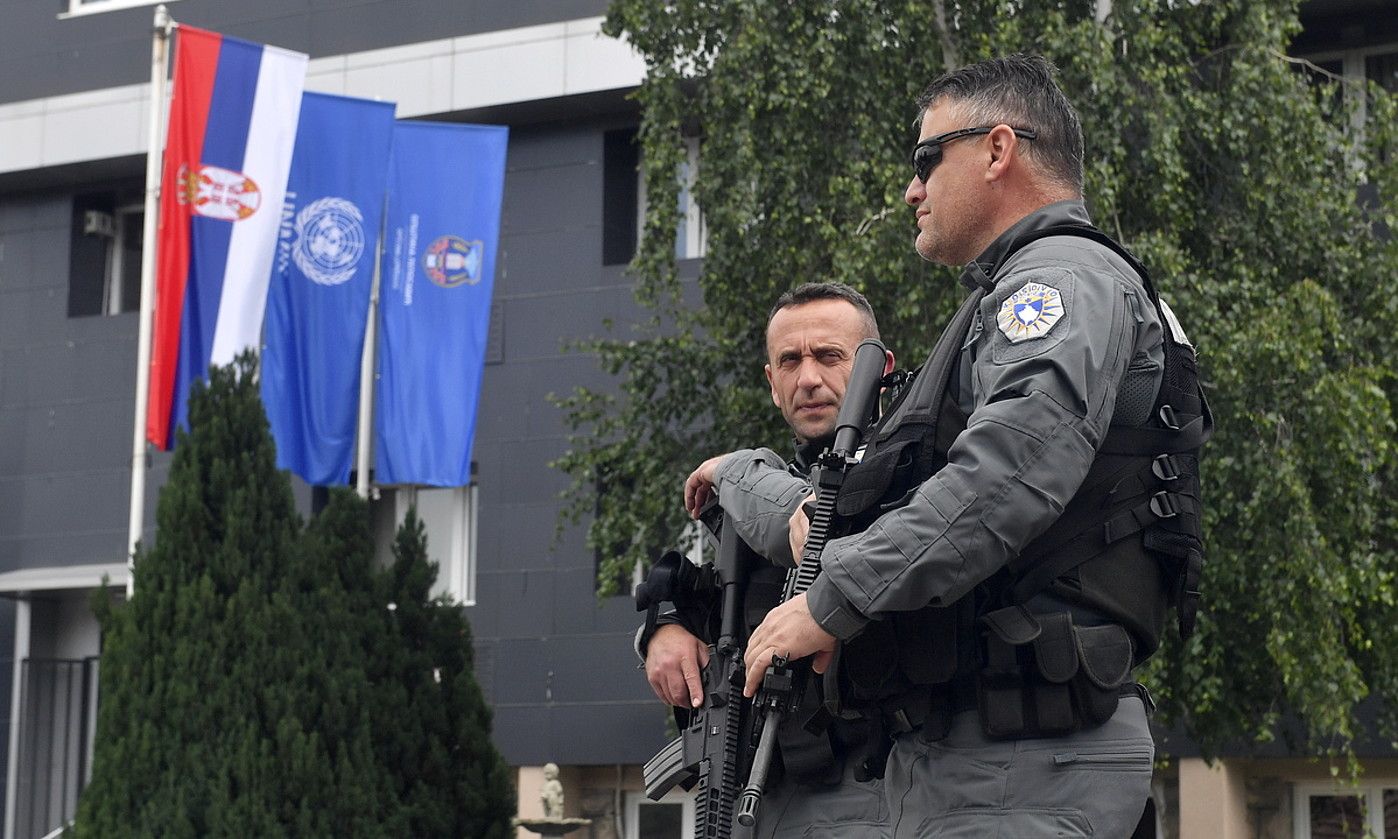Kosovoko Poliziako bi agente Leposaviceko udaletxea (Kosovo) zaintzen, atzo. GEORGI LICOVSKI / EFE.