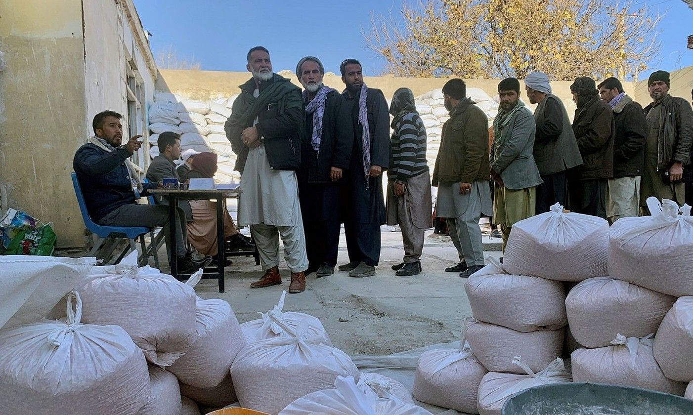 Hainbat herritar janaria jasotzeko zain, Kabulen, artxiboko argazki batean. MONCHO TORRES / EFE.