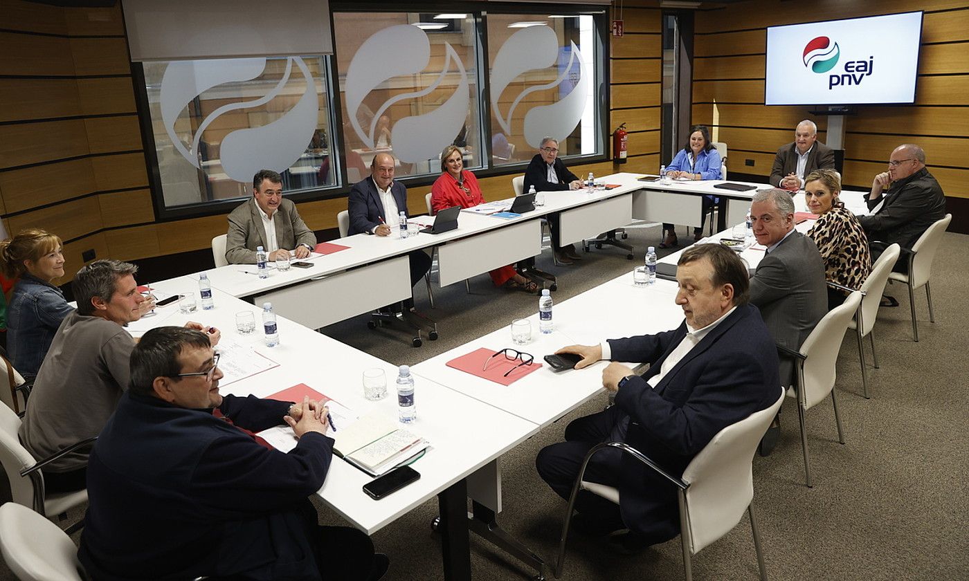 EAJren Euzkadi Buru Batzarrak bilera egin zuen atzo Sabin Etxean, hauteskundeen emaitzak aztertzeko. MIGUEL TOÑA / EFE. EAJren Euzkadi Buru Batzarrak bilera egin zuen atzo Sabin Etxean, hauteskundeen emaitzak aztertzeko. MIGUEL TOÑA / EFE.