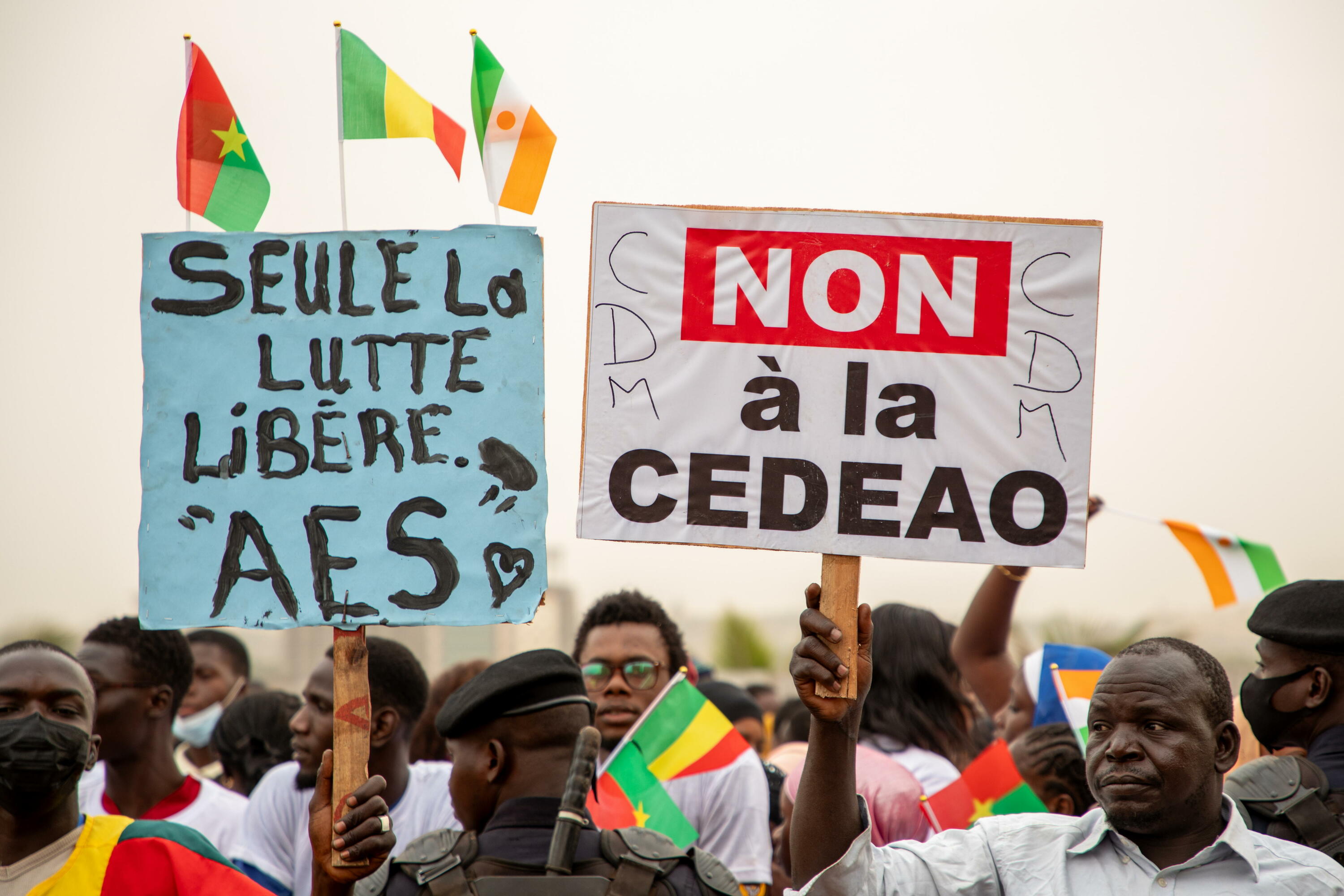 Sahelgo Estatuen Aliantzako gobernuen jarraitzaileak Ecowasen aurka protestan, iazko otsailean, Bamakon. HADAMA DIAKITE / EFE