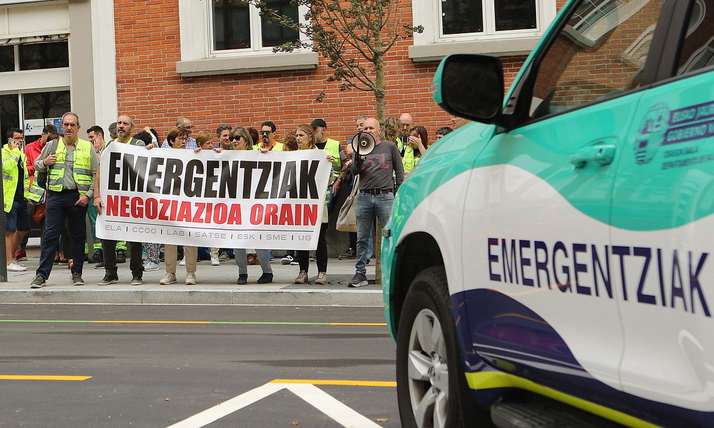 Larrialdietako langileek protesta egin zuten atzo, Bilbon. OSKAR MATXIN EDESA / FOKU.