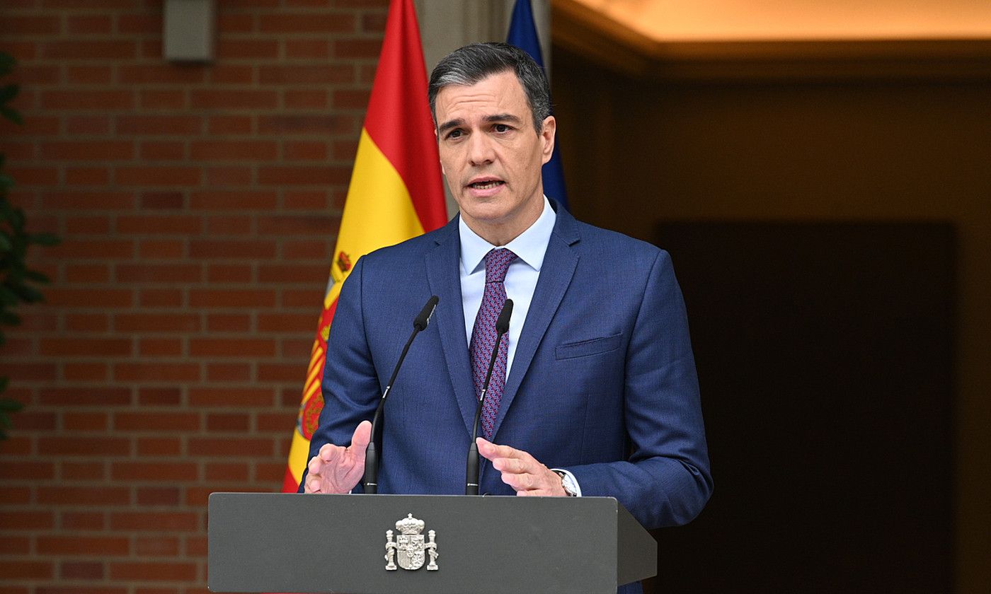 Espainiako gobernuburu Pedro Sanchez, atzo, Moncloan egindako agerraldian. BORJA PUIG DE LA BELLACASA / EFE.
