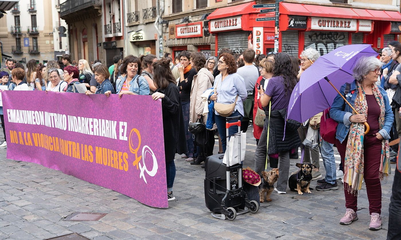 Atzo Iruñeko Udaletxe plazan Euskal Herriko Emakumeen Mundu Martxak eginiko elkarretaratzea. JAGOBA MANTEROLA / FOKU. Atzo Iruñeko Udaletxe plazan Euskal Herriko Emakumeen Mundu Martxak eginiko elkarretaratzea. JAGOBA MANTEROLA / FOKU.