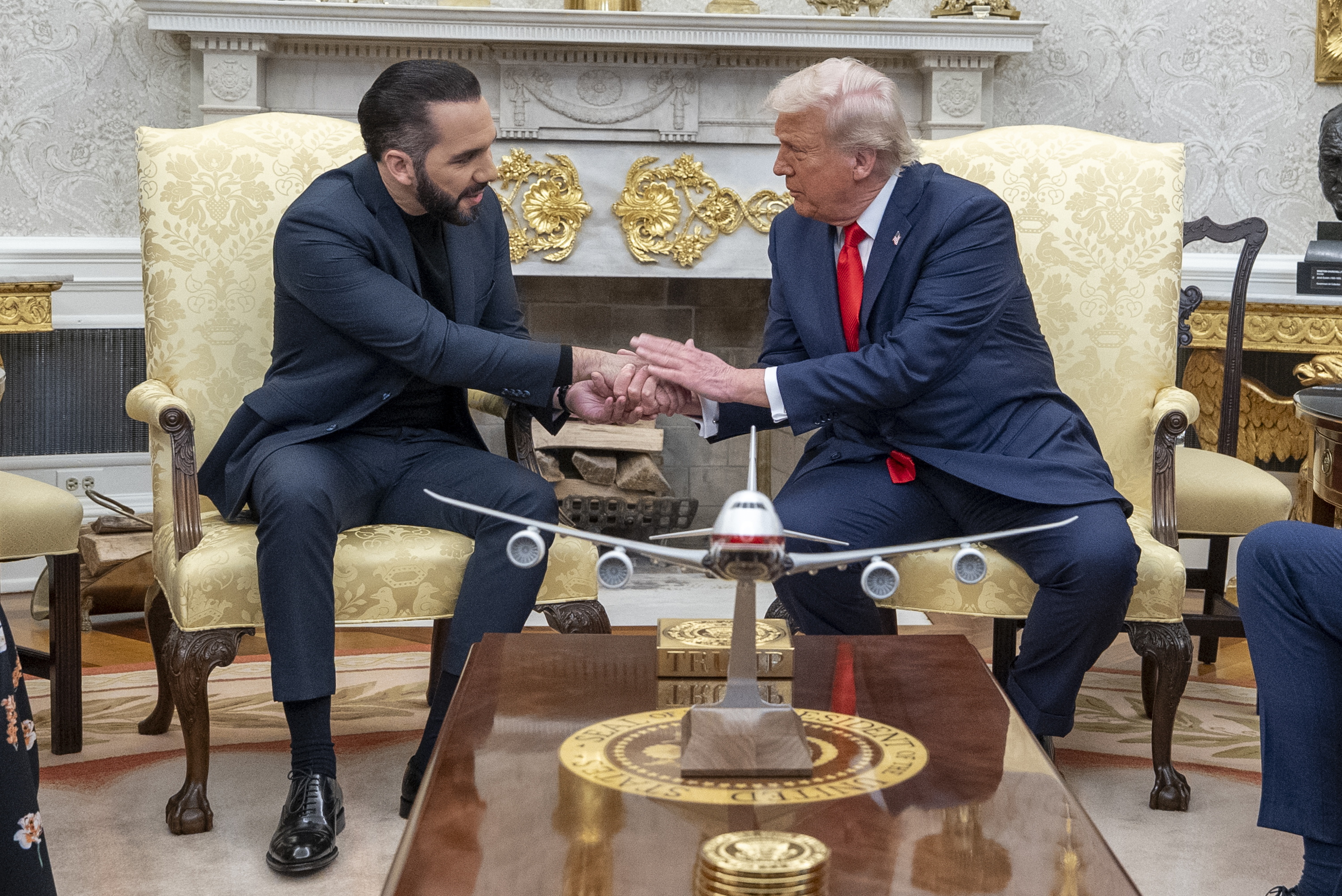 Nayib Bukele El Salvadorreko presidentea eta Donald Trump AEBetakoa, Etxe Zurian, gaur. KEN CEDENO / EFE